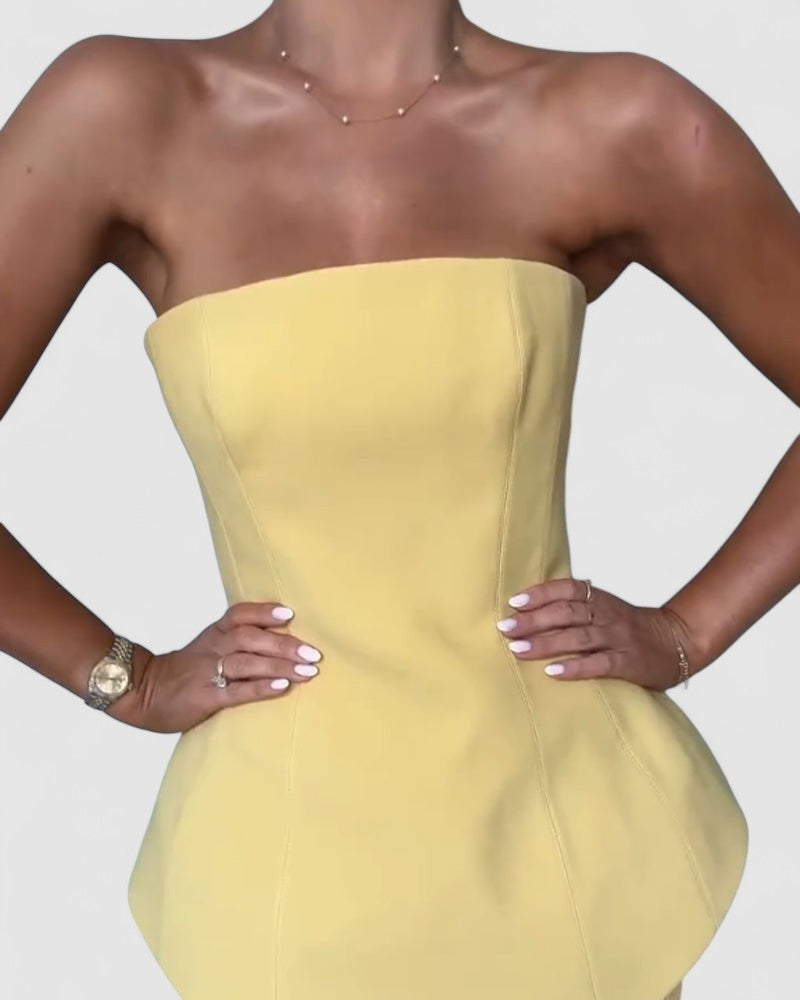 Noemi’s Strapless Maxi Dress with Flowing Silhouette and Elegant Design