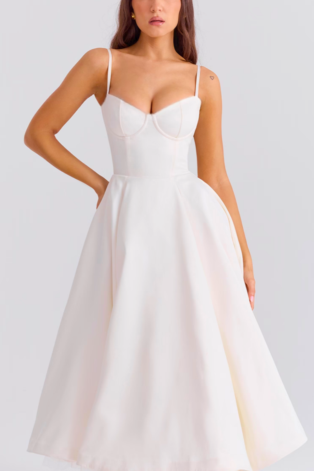 Viveca's Cocktail Dress with Fitted Bodice and Voluminous Tulle Skirt